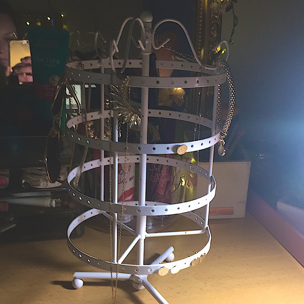 Swivel jewellery stand